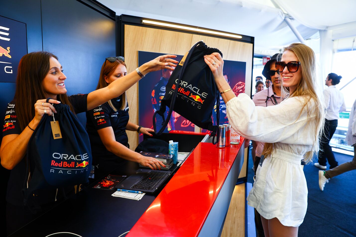Oracle Red Bull Racing Exclusive Gift Inclusion